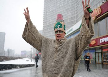 Медведев бегал по Красной площади с мигалкой на голове