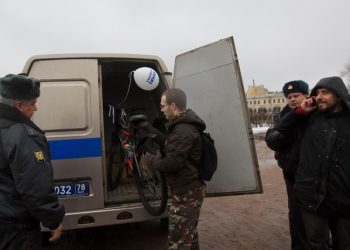 Оппозиционер в Петербурге сломал руку полицейскому