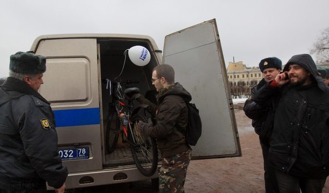 Оппозиционер в Петербурге сломал руку полицейскому