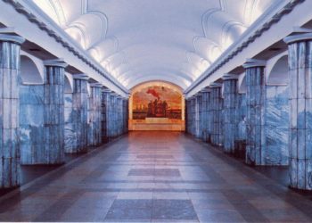 На рельсы «красной» ветки петербургского метро упал человек