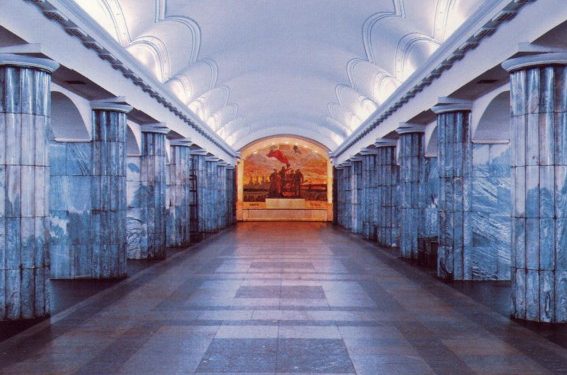 На рельсы «красной» ветки петербургского метро упал человек