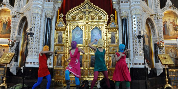 Арестованная участница Pussy Riot просит о встрече с протоиереем Чаплиным