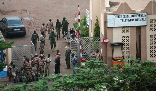 Президент Мали находится в столице под охраной «красных беретов»