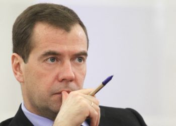 Медведев признал неэффективность декларирования доходов чиновников