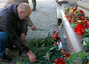 К посольству Белоруссии в Москве люди несут цветы