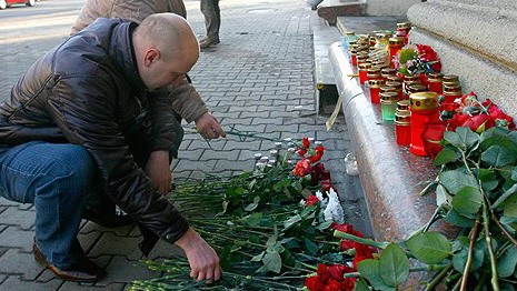 К посольству Белоруссии в Москве люди несут цветы