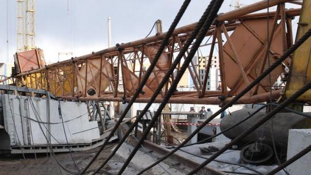На стройплощадке в Москве рухнул башенный кран, есть жертвы