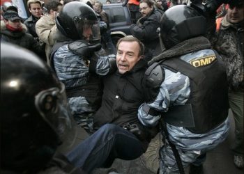 Лев Пономарев задержан во время пикета против НТВ