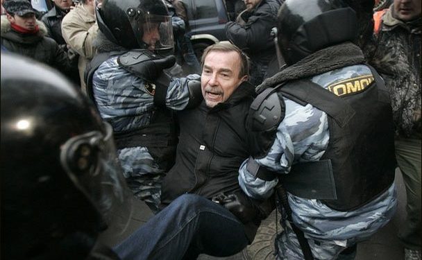 Лев Пономарев задержан во время пикета против НТВ