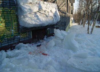 Глыба снега и льда упала на младенца в Красноярском крае
