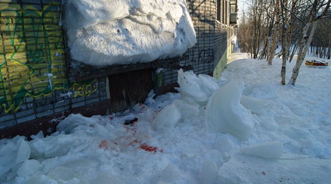 Глыба снега и льда упала на младенца в Красноярском крае