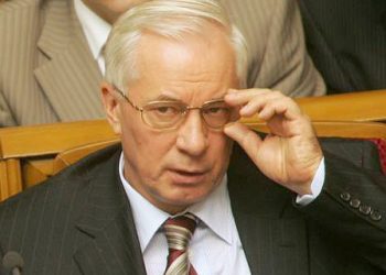 Азаров приютил троих студентов