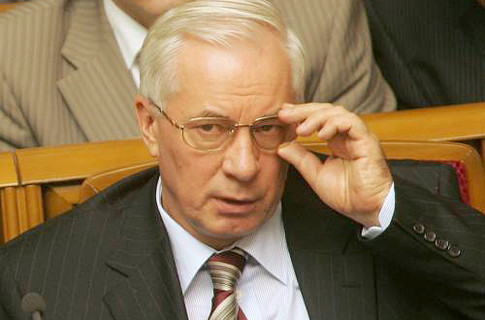Азаров приютил троих студентов