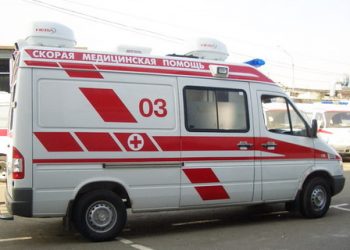 В Киеве на головы прохожим падают плиты домов
