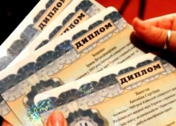 Табачник открыто наживается на студенческих дипломах