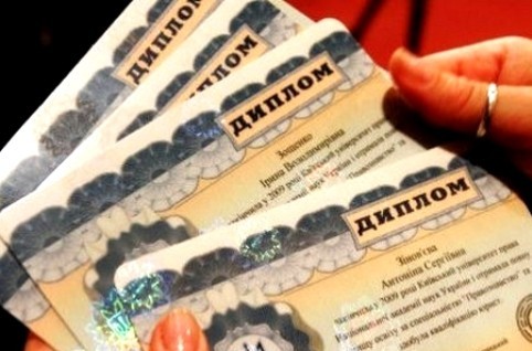 Табачник открыто наживается на студенческих дипломах