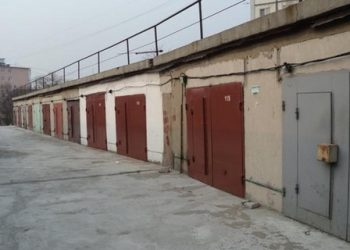 Пьяный мужчина застрял между гаражами