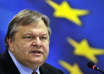 В Греции мужчина напал на чиновника