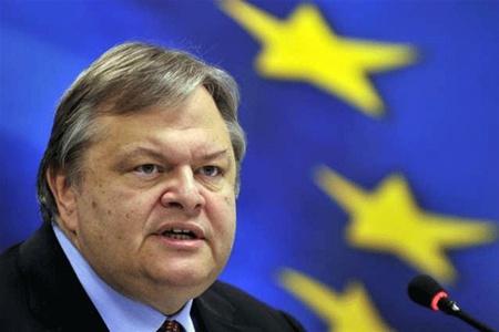 В Греции мужчина напал на чиновника