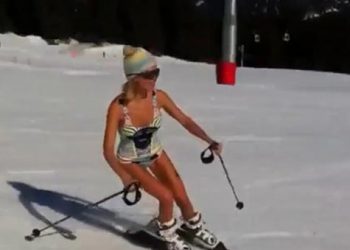 Молодая мама Глюкоза на лыжах в купальнике