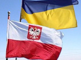В субботу, 3 марта, группа поляков пикетировала посольство Украины в Варшаве.