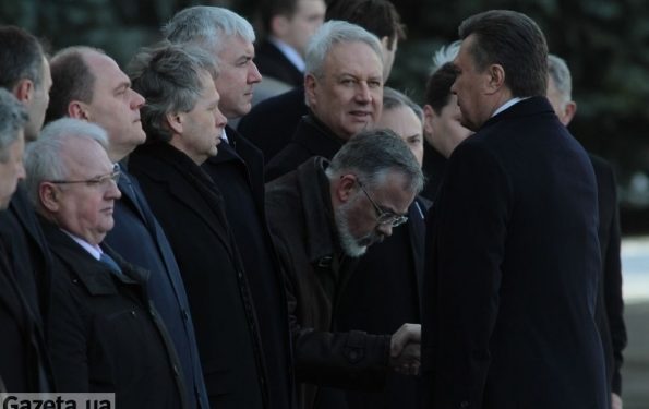 Табачник приветствовал Президента поклоном в пояс