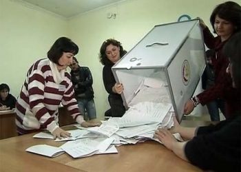 Во втором туре выборов в Южной Осетии примут участие Тибилов и Санакоев