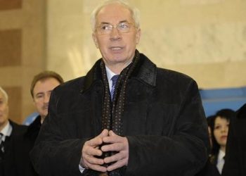 Азаров просит студенток побольше рожать