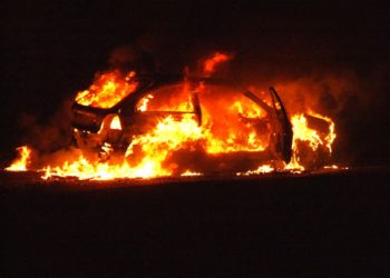 Девушка хотела разогреть автомобиль электроплитой