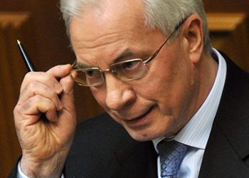 Азаров хочет, чтоб перестали платить зарплаты