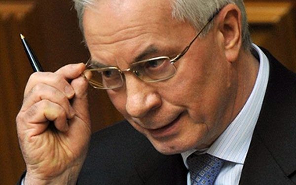 Азаров хочет, чтоб перестали платить зарплаты