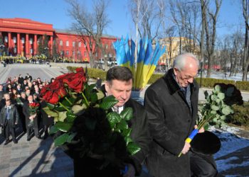 Азаров возложил цветы к памятнику Шевченко