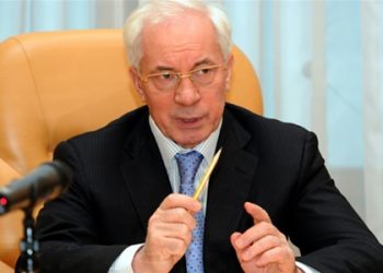 Азаров недоволен украинскими зарплатами