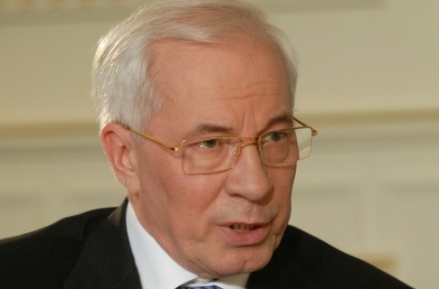 Азаров возьмет под контроль очереди на жилье