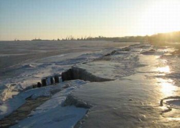 Крига насувається на берег