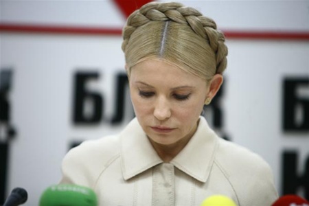 Власенко говорит, что Тимошенко в колонии заставляют ползать