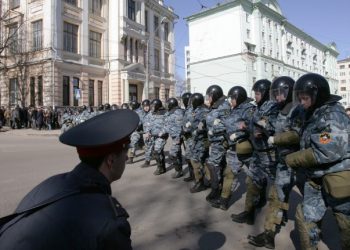 ОМОН разогнал митинг оппозиции в Нижнем Новгороде