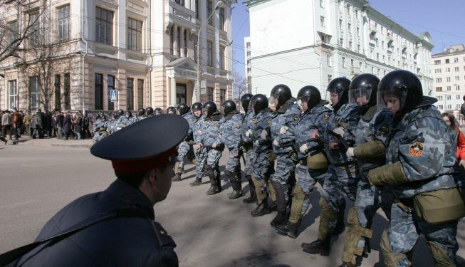ОМОН разогнал митинг оппозиции в Нижнем Новгороде