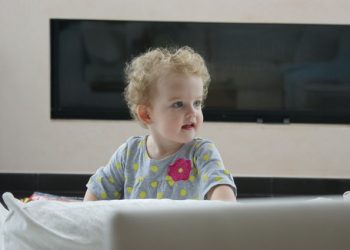 Мать забыла дочку в ресторане