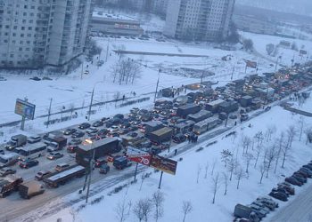 Улицы Москвы второй день скованы рекордными пробками