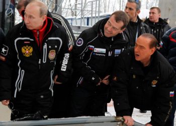 Путин сводил Медведева и Берлускони на бобслей