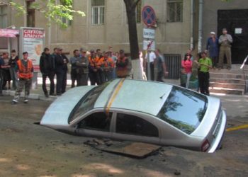 В Харькове иномарка ушла под землю