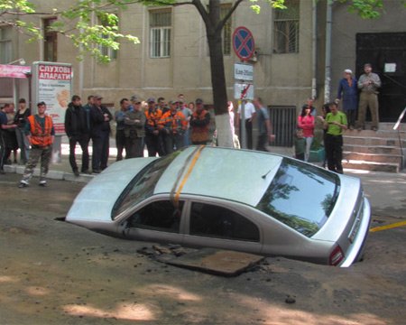 В Харькове иномарка ушла под землю
