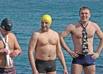 Моржи Одессы совершили заплыв в бабочках и галстуках