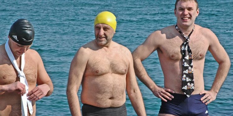 Моржи Одессы совершили заплыв в бабочках и галстуках