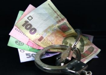 Чиновника засудили за хабар в 1.1 млн доларів