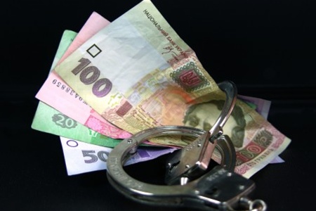 Чиновника засудили за хабар в 1.1 млн доларів