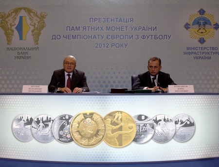 Нацбанк к Евро-2012 выпустил памятные монеты
