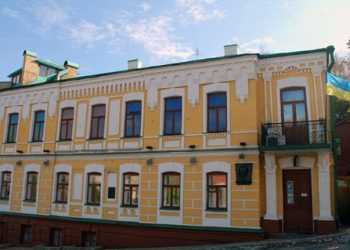 Працівники зустрічають кожну групу і проводжають до виходу із спуску