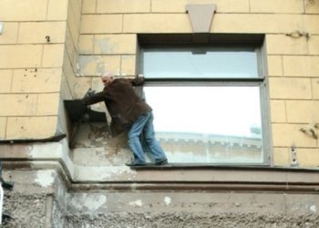 Сосед не позволил романтику пробраться в квартиру любимой через окно